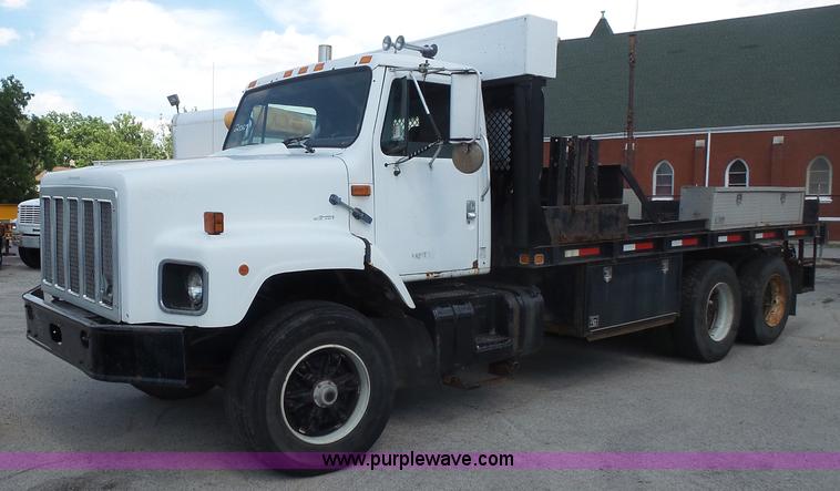 image for item BS9834 1995 International 2674 flatbed truck