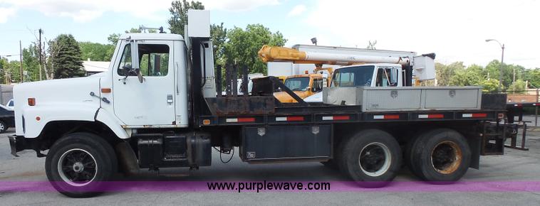 image for item BS9834 1995 International 2674 flatbed truck