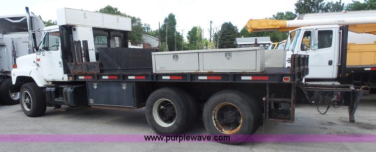 image for item BS9834 1995 International 2674 flatbed truck