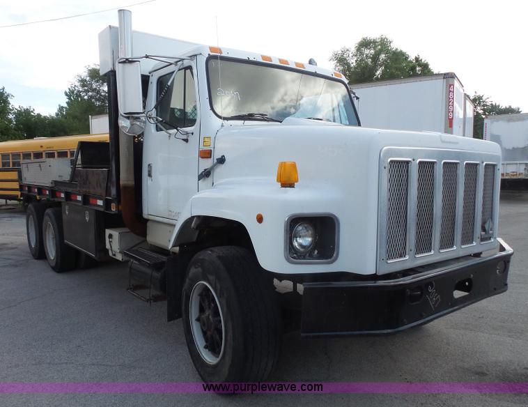 image for item BS9834 1995 International 2674 flatbed truck