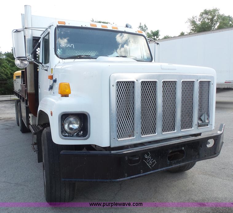 image for item BS9834 1995 International 2674 flatbed truck