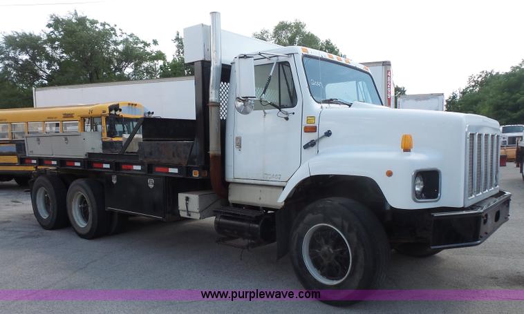 image for item BS9834 1995 International 2674 flatbed truck