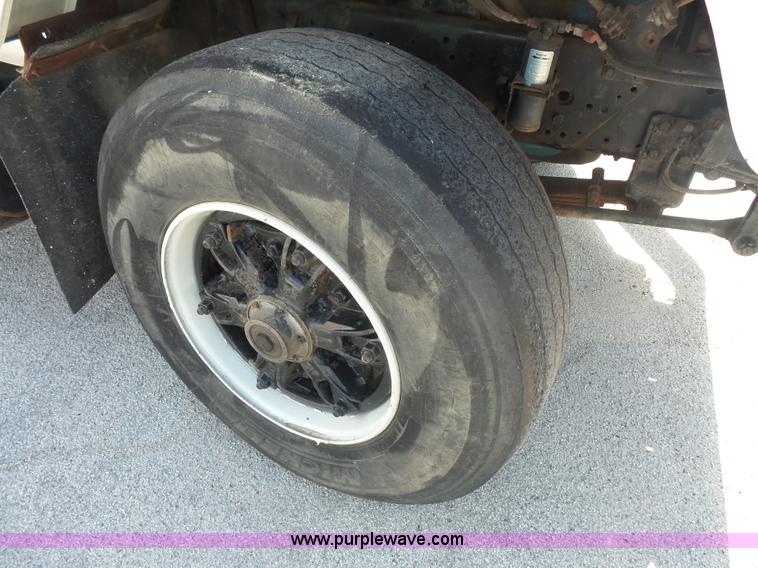 image for item BS9834 1995 International 2674 flatbed truck