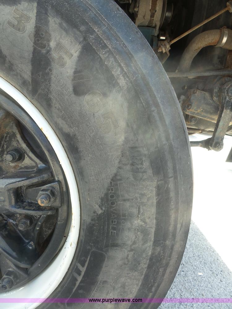 image for item BS9834 1995 International 2674 flatbed truck