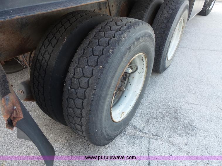 image for item BS9834 1995 International 2674 flatbed truck