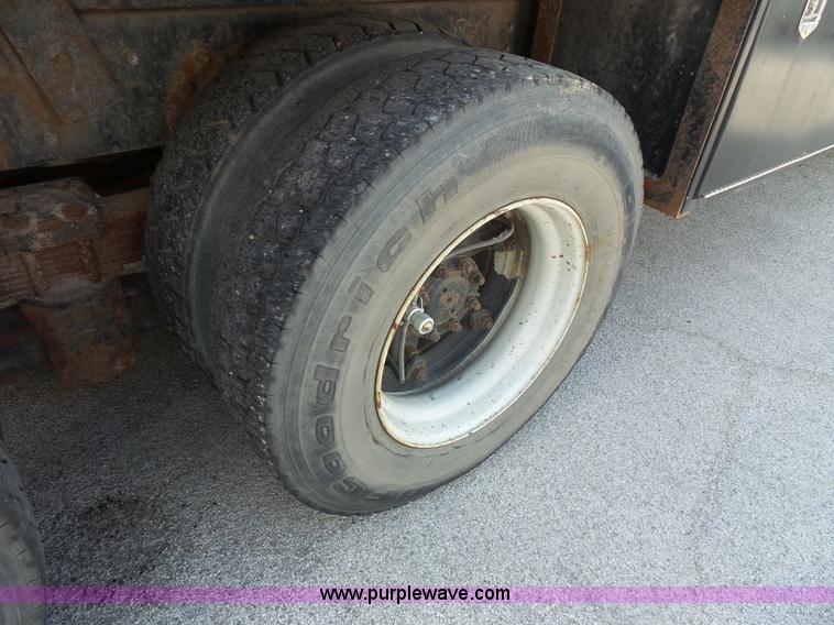 image for item BS9834 1995 International 2674 flatbed truck