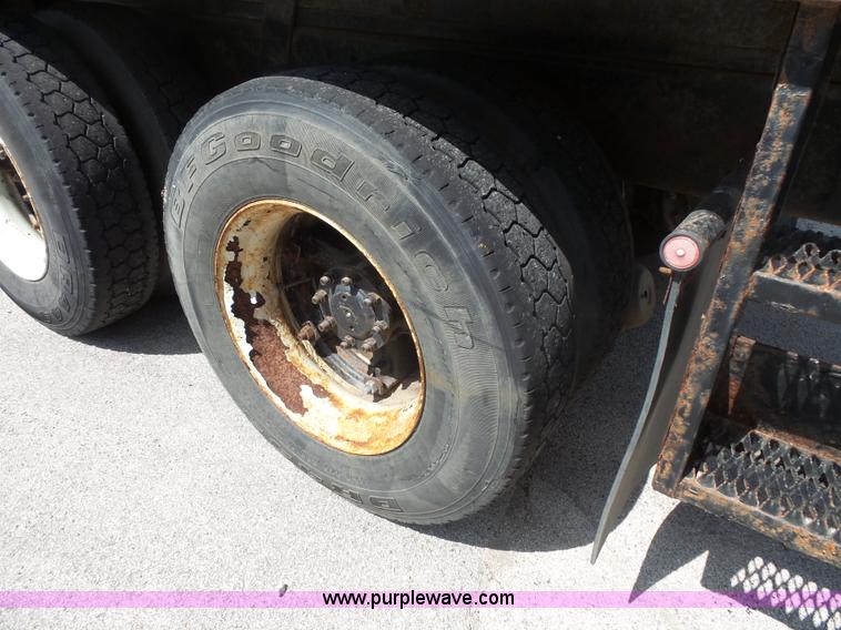 image for item BS9834 1995 International 2674 flatbed truck