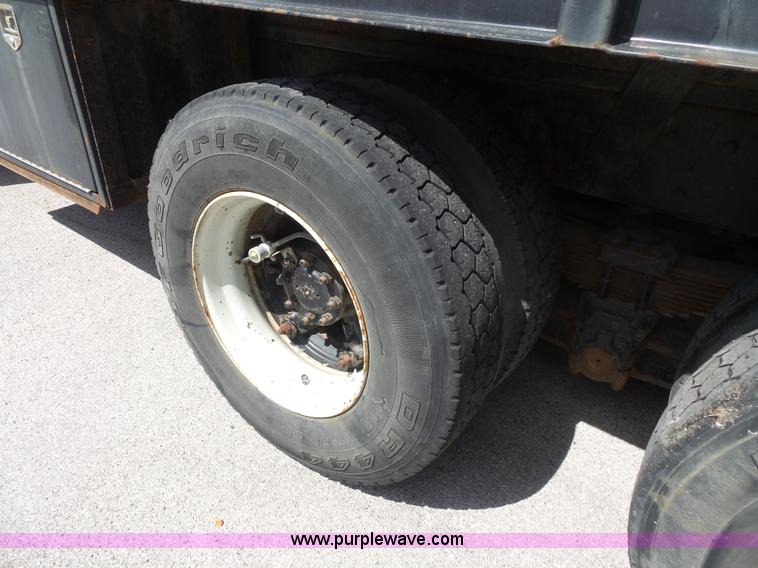 image for item BS9834 1995 International 2674 flatbed truck