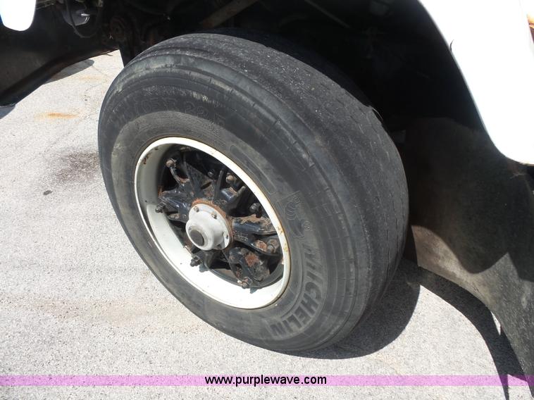 image for item BS9834 1995 International 2674 flatbed truck