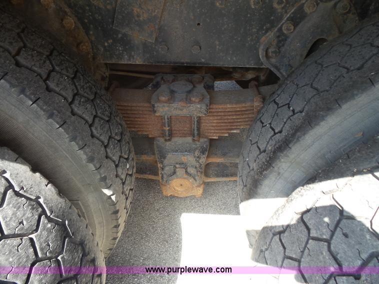 image for item BS9834 1995 International 2674 flatbed truck