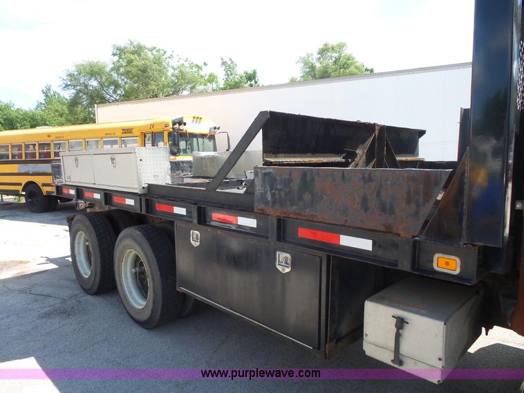 image for item BS9834 1995 International 2674 flatbed truck