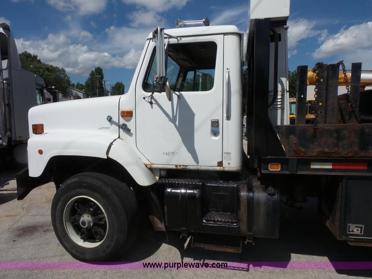 image for item BS9834 1995 International 2674 flatbed truck