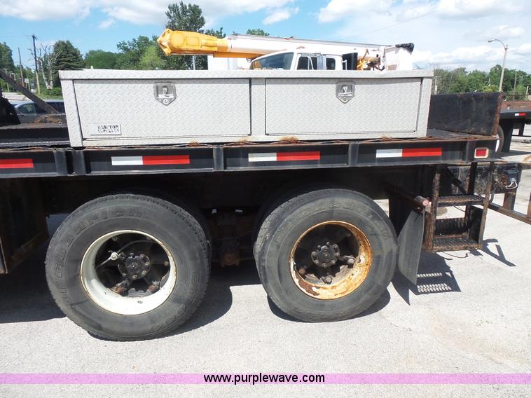 image for item BS9834 1995 International 2674 flatbed truck