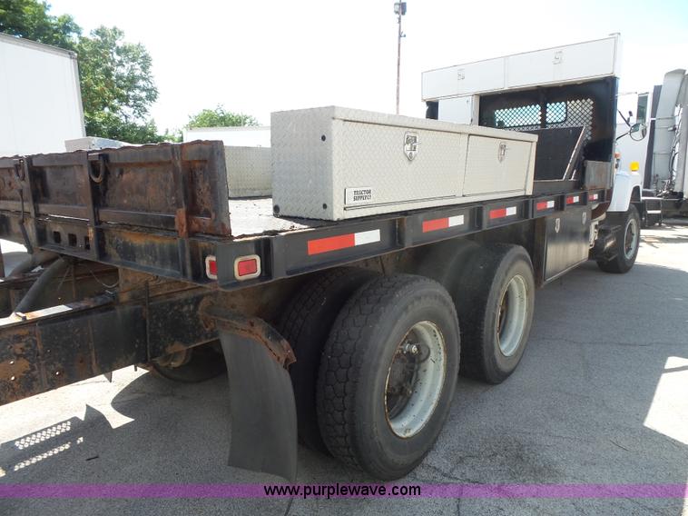image for item BS9834 1995 International 2674 flatbed truck