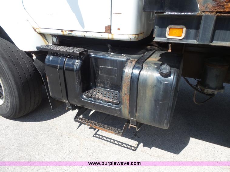 image for item BS9834 1995 International 2674 flatbed truck