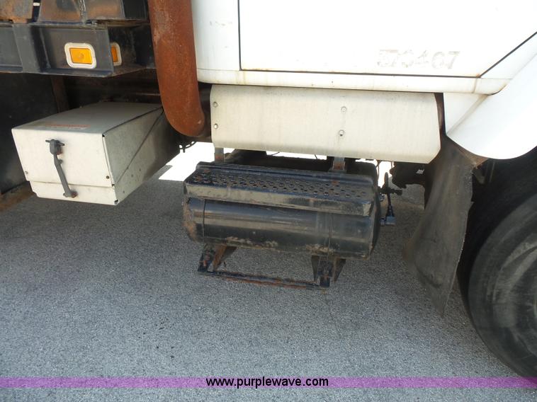 image for item BS9834 1995 International 2674 flatbed truck