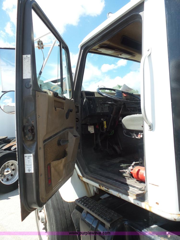 image for item BS9834 1995 International 2674 flatbed truck