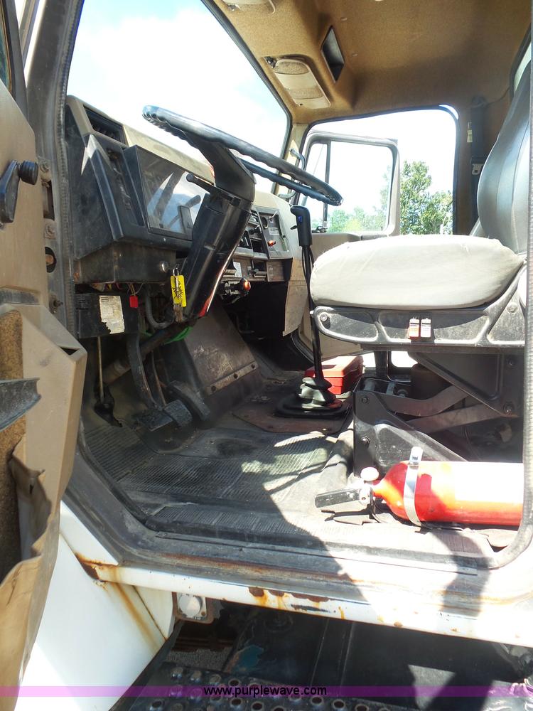 image for item BS9834 1995 International 2674 flatbed truck