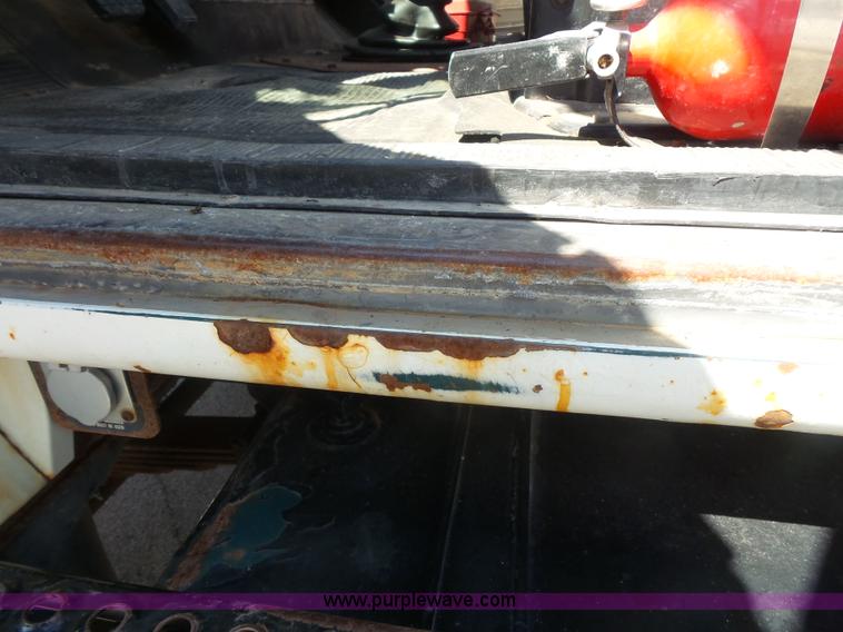 image for item BS9834 1995 International 2674 flatbed truck