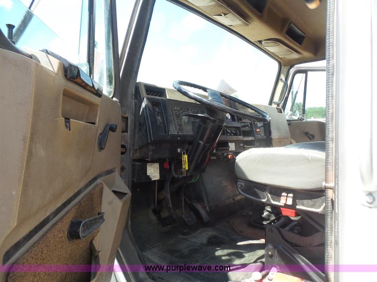 image for item BS9834 1995 International 2674 flatbed truck