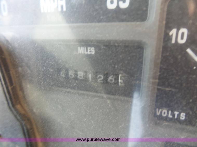 image for item BS9834 1995 International 2674 flatbed truck