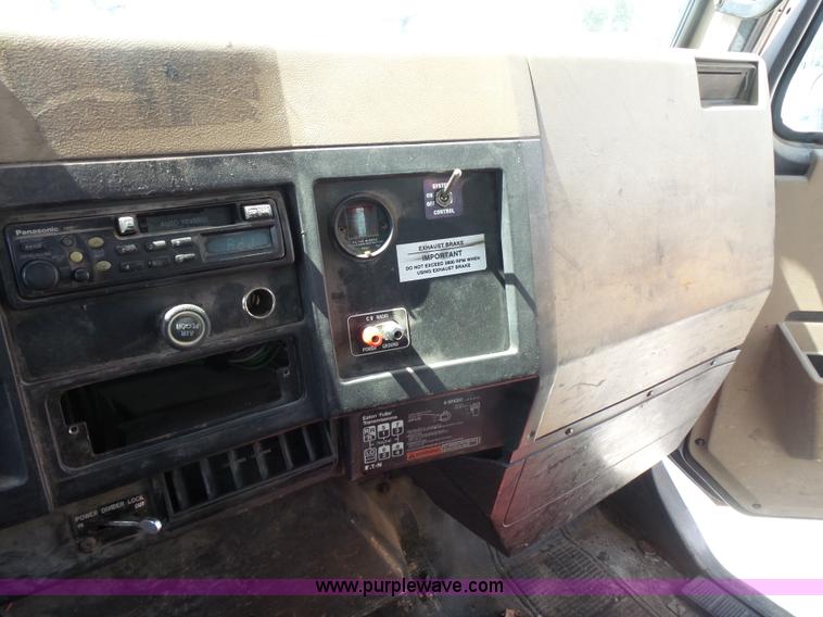 image for item BS9834 1995 International 2674 flatbed truck