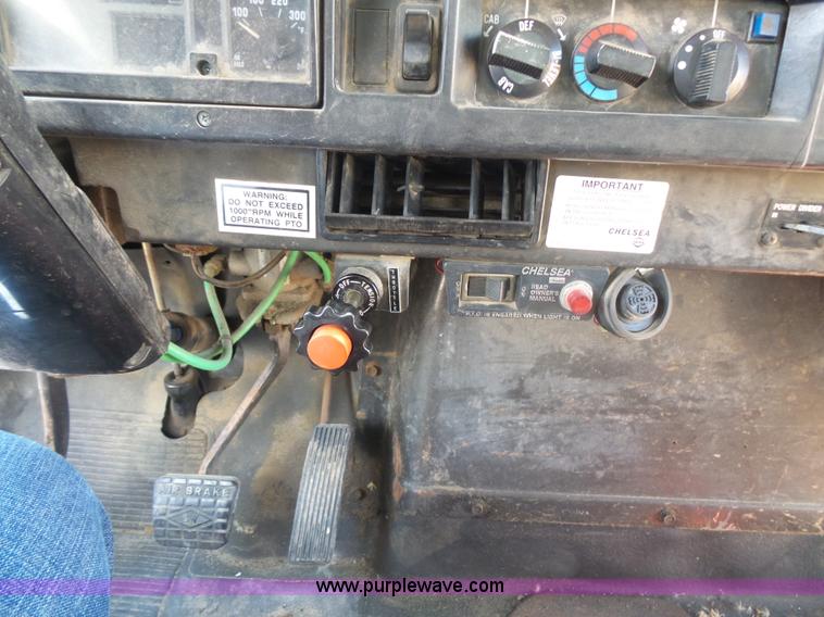 image for item BS9834 1995 International 2674 flatbed truck