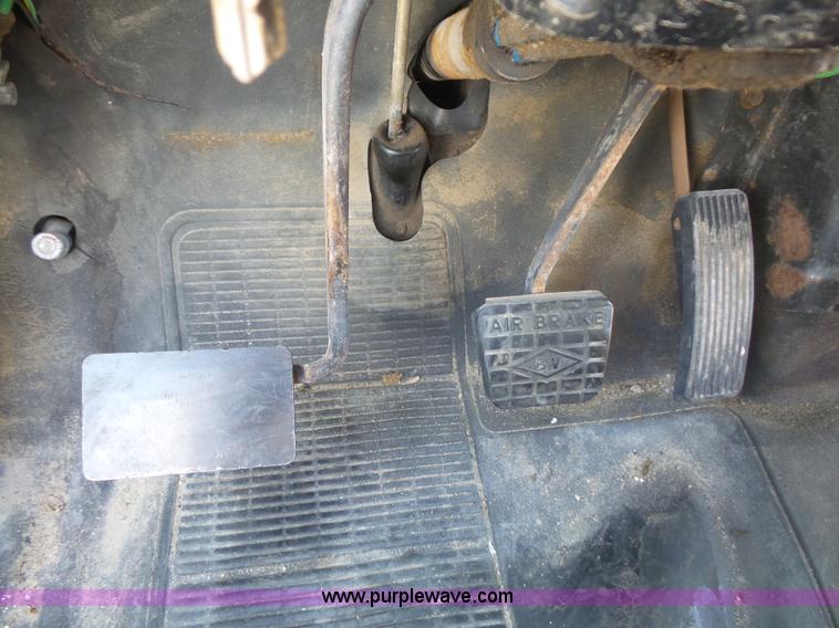 image for item BS9834 1995 International 2674 flatbed truck