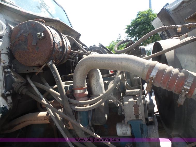 image for item BS9834 1995 International 2674 flatbed truck