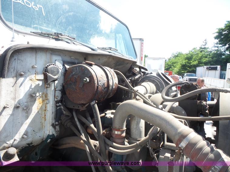 image for item BS9834 1995 International 2674 flatbed truck