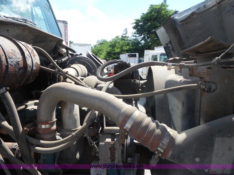 image for item BS9834 1995 International 2674 flatbed truck