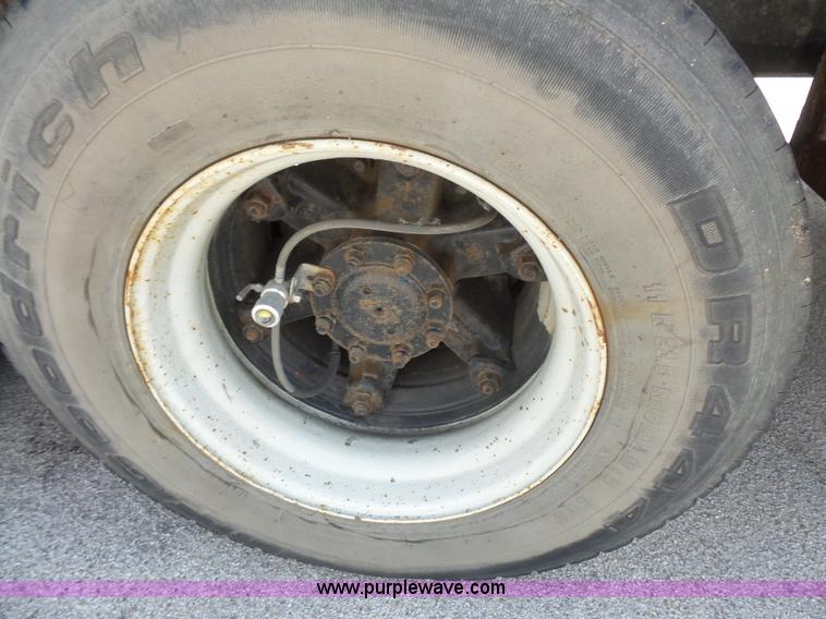 image for item BS9834 1995 International 2674 flatbed truck