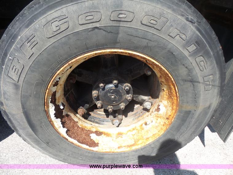 image for item BS9834 1995 International 2674 flatbed truck