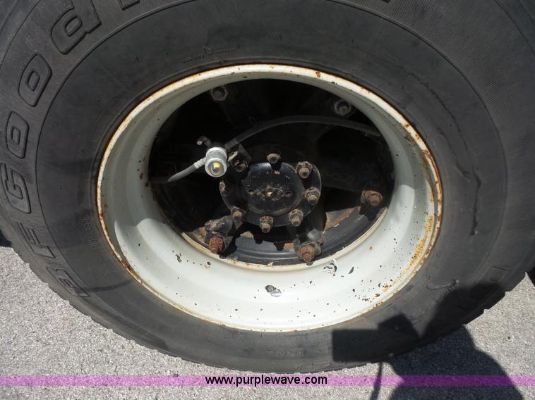 image for item BS9834 1995 International 2674 flatbed truck