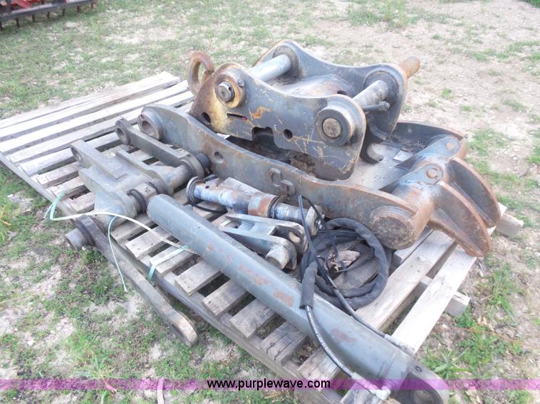 image for item BS9845 42"W bucket and hydrualic thumb