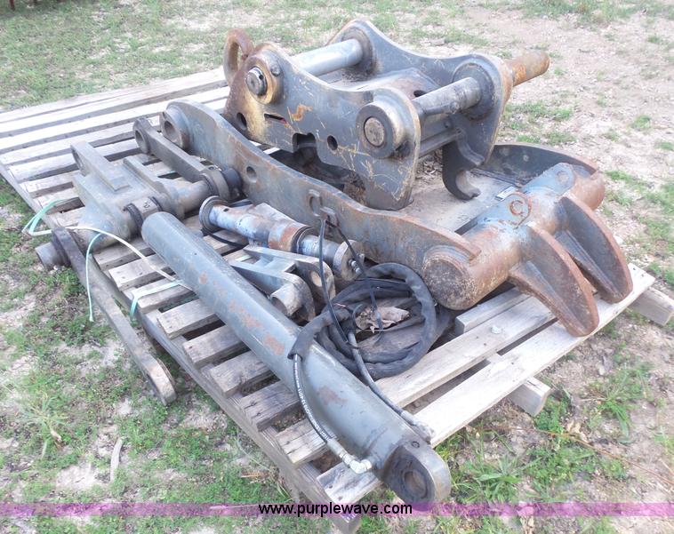 image for item BS9845 42"W bucket and hydrualic thumb