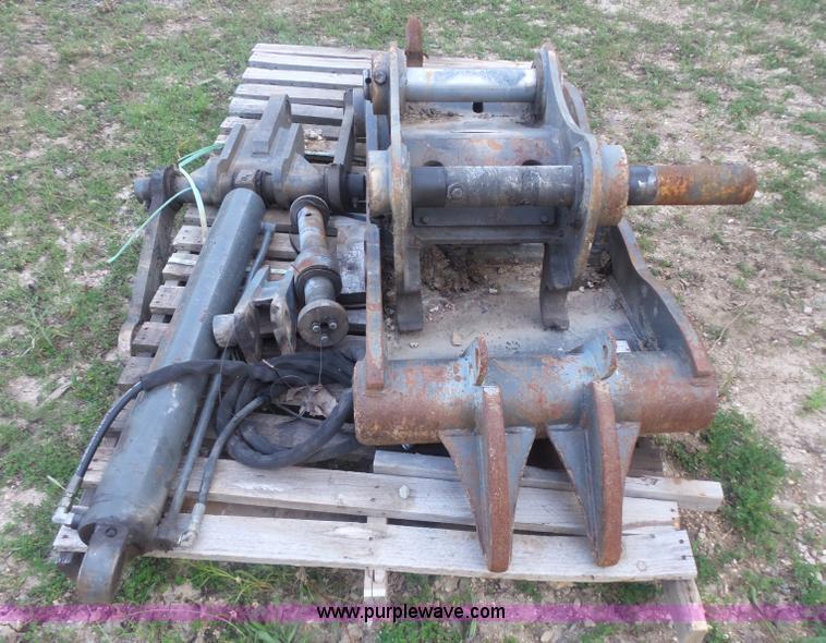 image for item BS9845 42"W bucket and hydrualic thumb