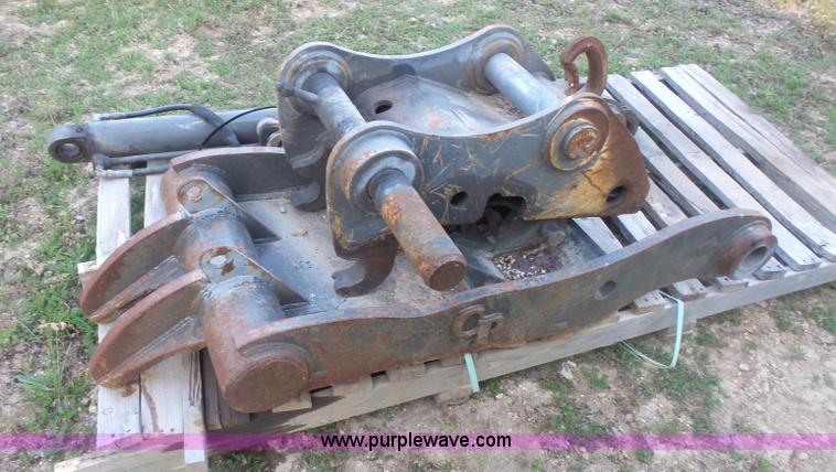 image for item BS9845 42"W bucket and hydrualic thumb