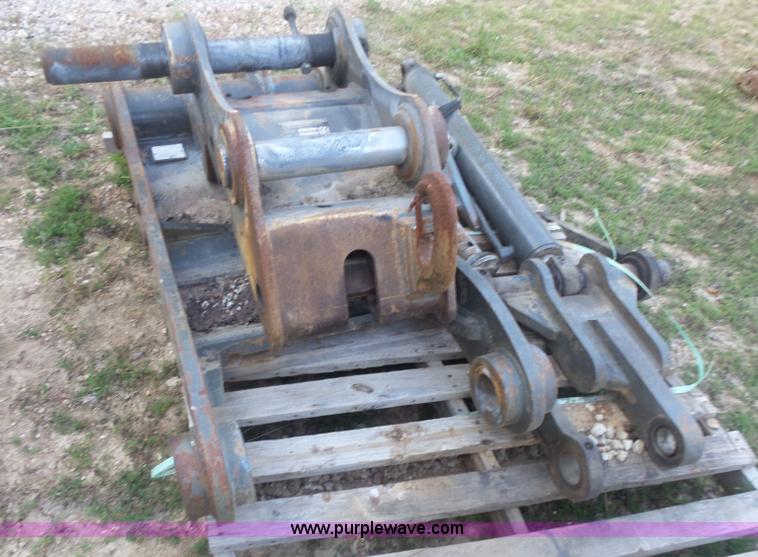 image for item BS9845 42"W bucket and hydrualic thumb