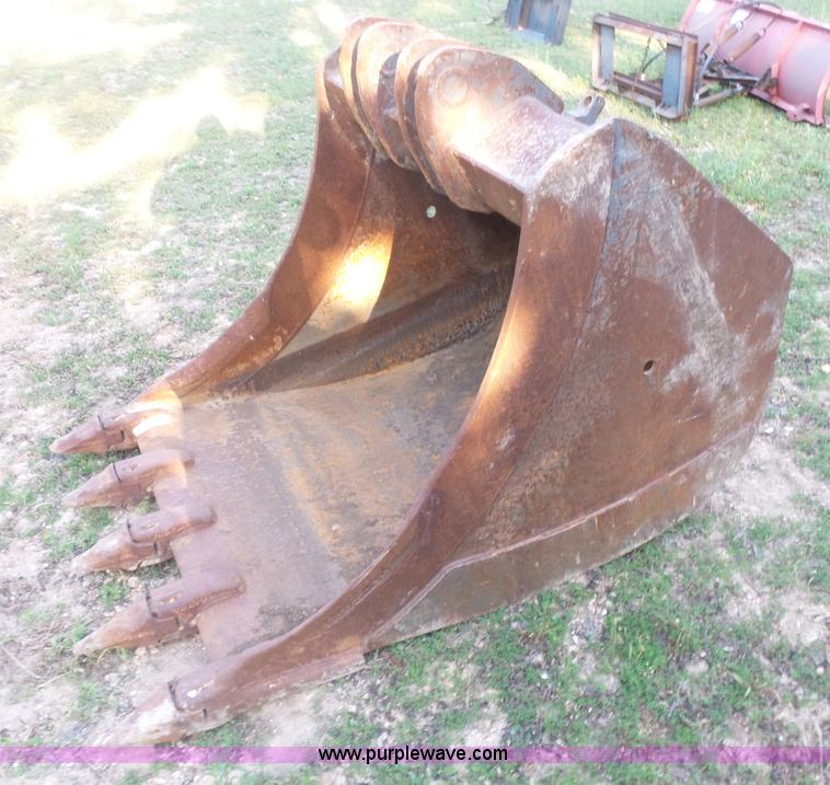 image for item BS9845 42"W bucket and hydrualic thumb