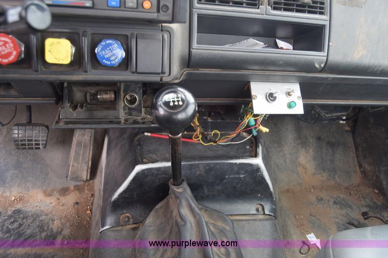 image for item CB9294 2000 GMC C7500 bucket truck