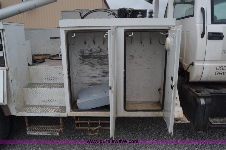 image for item CB9294 2000 GMC C7500 bucket truck