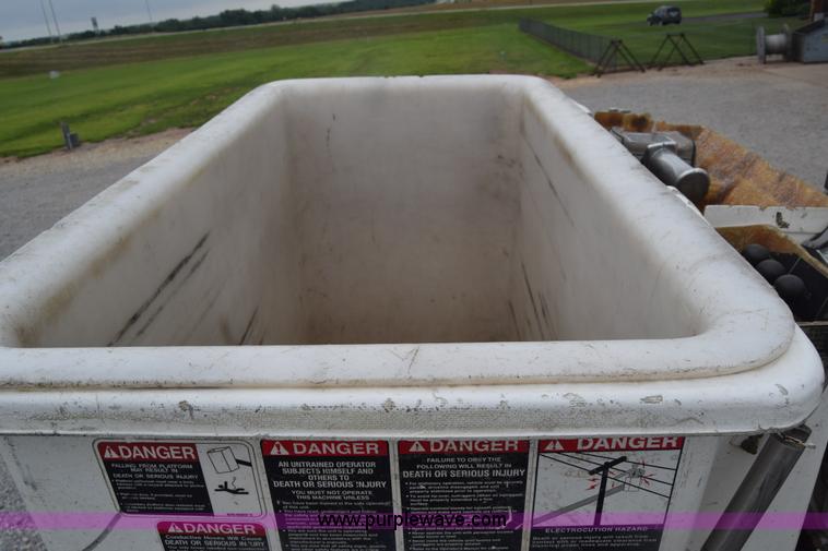 image for item CB9294 2000 GMC C7500 bucket truck