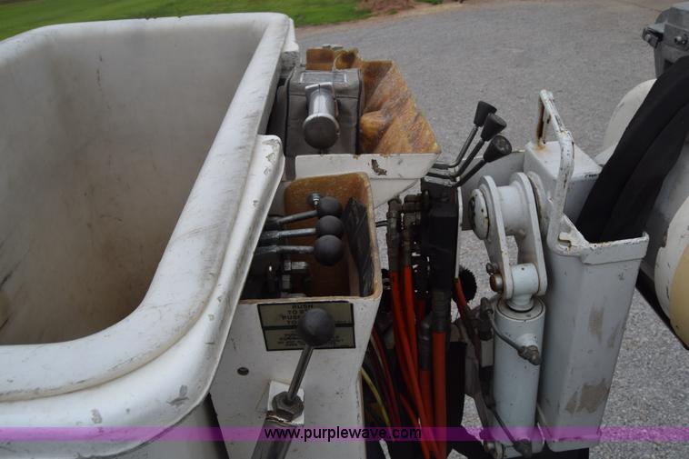 image for item CB9294 2000 GMC C7500 bucket truck