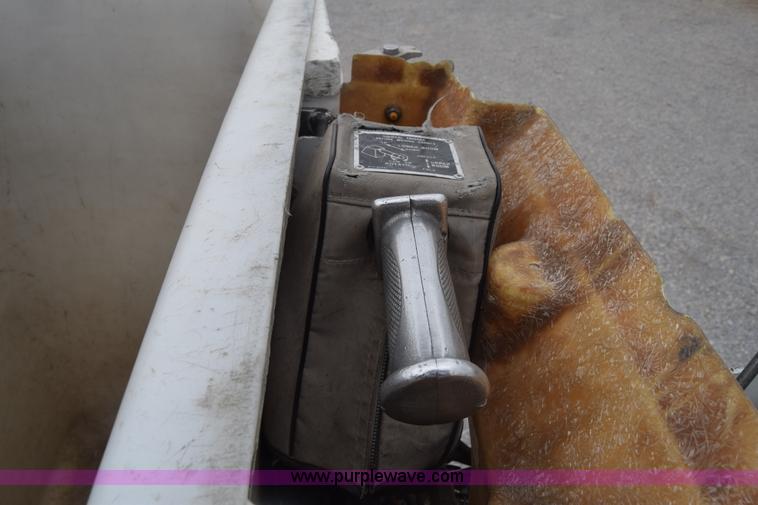 image for item CB9294 2000 GMC C7500 bucket truck