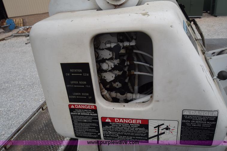 image for item CB9294 2000 GMC C7500 bucket truck