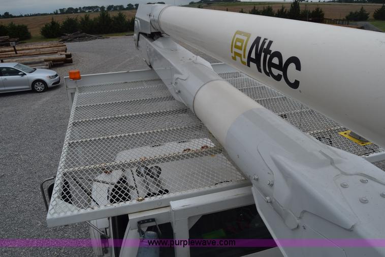 image for item CB9294 2000 GMC C7500 bucket truck