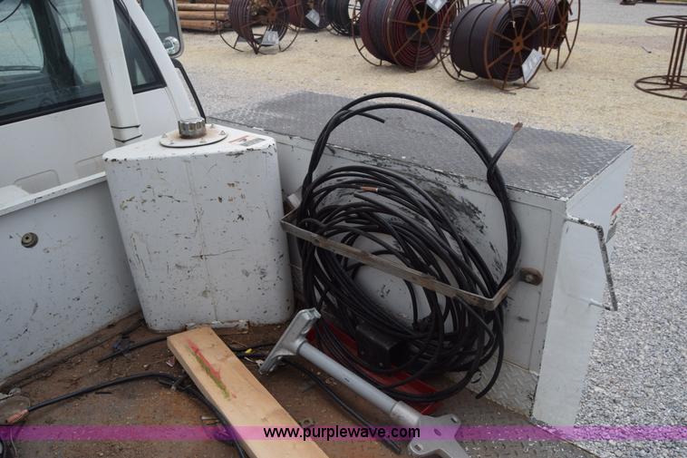 image for item CB9294 2000 GMC C7500 bucket truck