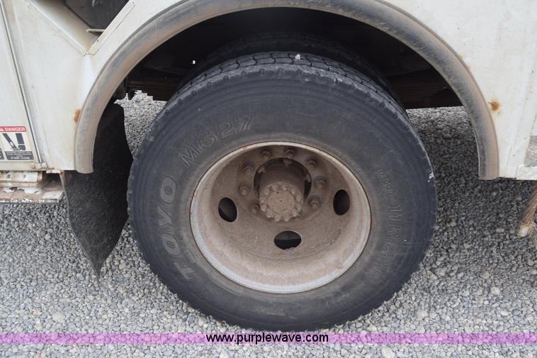 image for item CB9294 2000 GMC C7500 bucket truck