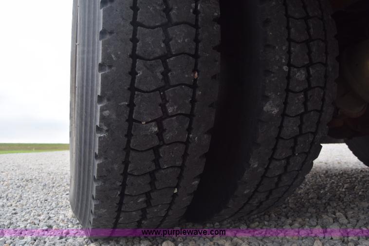 image for item CB9294 2000 GMC C7500 bucket truck